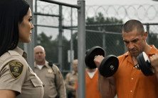 Hapishanedeki en tehlikeli mahkûm, yeni kadın gardiyanla alay etmeye ve onu kırmaya karar verdi