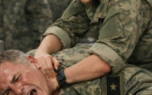 Bizi rezil etmeden önce bu kışladan ayrılsan iyi olur