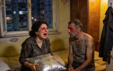 On sekiz yıl boyunca adam yatağın ortasına bir yastık koyup karısına dokunmadı.