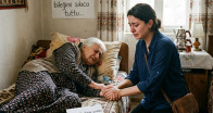 İşten eve döndüğümde, kayınvalidem ve eşim, yaşlı kadını aç bırakıp gezmeye gitmişlerdi