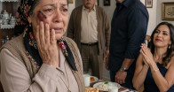 Aile yemeğinde, oğul annesine karşı elini kaldırıp itiraz etti ve eşi alkışlayarak “Sonunda bu an da geldi,” dedi