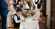 Kayınvalide, aile yemeğinin ortasında torunlarını en arka masaya gönderdi