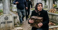 DUL KADIN HER SALI OLDUĞU GİBİ MEZARLIĞA GİTTİ