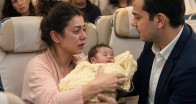 Bir anne, gece uçuşunda yorgunluktan kendinden geçmişti