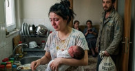 KOCASI HABERSİZCE EVE GELDİ VE KARISINI BEBEĞİ KUCAĞINDA YEMEK YAPARKEN BULDU