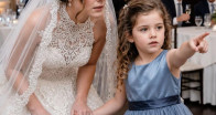 5 yaşındaki kızım gelinliğimi çekiştirip fısıldadı, “Anne, yeni baba kötü bir şey yaptı