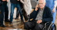 Oğlumun düğünü için 500.000 dolarlık bir çek yazdım. Ama hamile gelin, tapuyu ona verdiğimde oğluma bakmadı. Doğrudan karıma baktı. İki gün sonra restoran müdürü beni aradı ve fısıldadı: “Bunu hemen görmeniz gerekiyor. Yalnız gelin. Ve ne yaparsanız yapın, karınıza söylemeyin.” Kanım dondu. Ve bunun ardındaki sır dünyamı altüst etti.