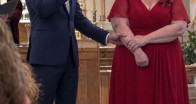 “Kızım Düğününe Gelmememi İstedi… Ama Damat Beni Görünce Nikâhı Durdurdu ve Herkesin Önünde Hayatımı Değiştiren Gerçeği Açıkladı”