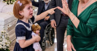 6 Yaşındaki Kızım Tabutun Başında Gerçeği Haykırdı: “Anneannem Yalan Söylüyor!” O An Ortaya Çıkan Sır Ailemizi Sonsuza Dek Değiştirdi