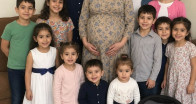 KOCAM, 14. ÇOCUĞUMUZA HAMİLE OLDUĞUMU ÖĞRENDİĞİNDE VALİZİNİ TOPLAYIP BAŞKA BİR KADIN İÇİN BENİ VE ÇOCUKLARIMIZI TERK ETTİ… YILLAR SONRA DİZLERİNİN ÜZERİNDE GERİ DÖNÜP ONU AFFETMEM İÇİN YALVARDI — AMA ONA YILLARDIR SAKLADIĞIM ŞEYDEN HABERİ YOKTU.
