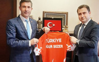 Başkan Şenol Kaysi’den İçişleri Bakanı Danışmanı Sezer’i makamında ziyaret etti.