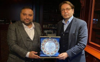 GAZETECİ FERHAT AYDOĞAN’DAN PROF. DR. METE DÜREN’E BAŞARI PLAKETİ
