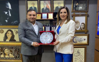 Gazeteci Ferhat Aydoğan’dan MHP İstanbul Milletvekili Arzu Erdem’e Plaket