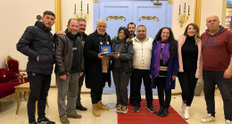 A Haber Ajansı’nın İngiltere Temsilcisi Serap Arnavut’tan Tiyatro Mavra’ya Ödül