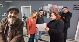 50 YILLIK BAŞARILI EFSANE SİNEMA YÖNETMENİ M.ALİ GÜNDOĞDU ADANALI ÜNLÜ GENÇ YETENEKLİ AV.SENİHA KADER VARAT’I KEŞFETTİ