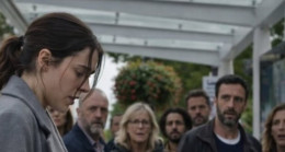 Durakta başıboş bir köpek genç bir kızın üzerine atladı ve daha önce ağzında taşıdığı beyaz bir zarfı ona uzattı