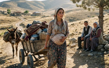 Yaşlı hamile bir dul, terk edilmiş iki yaşlıyı yolda buldu