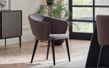 Yaşlı 70 yaşındaki bir anne, tıbbi tedavisi için maddi yardım istemek üzere oğluna gider.