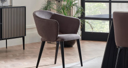 Yaşlı 70 yaşındaki bir anne, tıbbi tedavisi için maddi yardım istemek üzere oğluna gider.