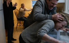 Anne, kızına sürpriz yapmak için habersizce ziyarete gitti