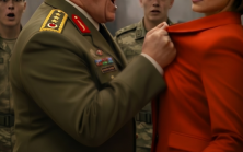 Albay yeni gelen kadına bağırıyordu