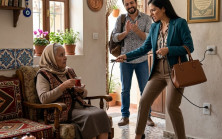 Emekli bir anne, gelininin televizyonun kablosunu söküp attığını ve kendi oğlunun “Bu evde artık saçmalık izlenmez” diyerek alkışladığını gördü