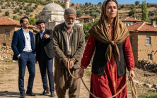 Genç dul kadın, pazarda “işe yaramaz” bir ihtiyara para verdiği için herkes tarafından alay konusu oldu…