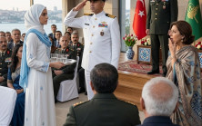 Üvey anne, eski askerî törende kızını alaycı sözlerle en arka sıraya oturtmuştu.