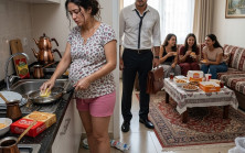 22:45’te eve geldi ve 8 aylık hamile karısını, ailesi pizza yerken onların tüm pisliğini temizlerken buldu…