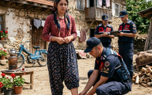 “Üniformasını çıkarıp Komiser Elif Kaya yoksul bir seyyar simit satıcısı kılığında sokaklara indiğinde
