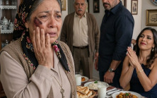 Aile yemeğinde, oğul annesine karşı elini kaldırıp itiraz etti ve eşi alkışlayarak “Sonunda bu an da geldi,” dedi
