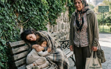 Onu 6 yaşındaki 6 yaşındaki kızıyla birlikte bir bankta uyurken buldu
