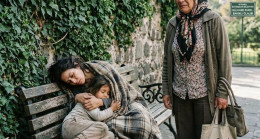 Onu 6 yaşındaki 6 yaşındaki kızıyla birlikte bir bankta uyurken buldu