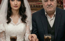 Anne ve baba, 22 yaşındaki kızlarını 70 yaşında zengin bir adamla evlenmeye zorladı