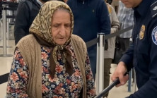 Yaşlı bir kadının bagaj kontrolü sırasında