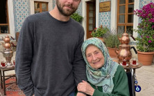 Bir huzurevinde yaşlı bir kadının oğluymuş gibi davranmam için bana para ödediler