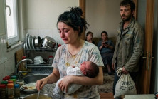 KOCASI HABERSİZCE EVE GELDİ VE KARISINI BEBEĞİ KUCAĞINDA YEMEK YAPARKEN BULDU