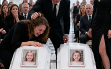İkizlerimin cenazesinde, önümde minik tabutları dururken, kocam metresinin yanında geldi ve tıslayarak, “Tanrı onları aldı çünkü senin nasıl bir anne olduğunu biliyordu” dedi. “Lütfen, bugün sessiz ol” diye yalvardığımda, bana tokat attı, başımı bir tabuta yasladı ve fısıldayarak, “Tekrar konuşursan, sen de onların yanına gidersin” dedi.