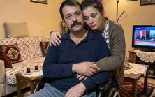 Kayınvalidem, kocama tekrar yürüyebilmesi için ameliyat masraflarını karşılayacağını söyledi, ama sadece benden boşanırsa. Kocam evet dedi