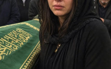 22 yıllık evliliğin ardından, kocam hastane yatağından bir yabancının adını fısıldadı; cenazesinde o kadın yanıma geldi ve “BANA SESSİZ KALMAMI YALVARDI” dedi.