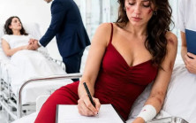 Kazadan sonra doktor acil ameliyat olmam gerektiğini söyledi, ama kocam başka bir kadının elini tutarak mırıldandı, “O her zaman hassas bir yapıya sahipti