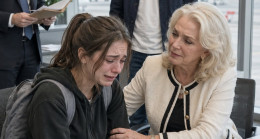 Kuzenlerimle tatildeyken telefonum tek bir mesajla titredi: “Hemen ilk uçakla eve dön! Ailene geldiğini söyleme.” İndiğimde, bir avukat ve iki araştırmacı havaalanında beni bekliyordu.
