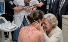 VIP kliniğinde, dokuz aylık hamile kızımın son ultrason muayenesi için kıyafetlerini çıkarmasına yardım ediyordum
