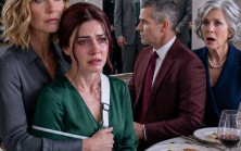 Kızımın akşam yemeğine gittim ve kolunun askıda olduğunu gördüm. Kayınvalidesi gülerek, “Oğlum ona itaat etmeyi öğretti,” dedi. Yanına oturdum ve bir telefon görüşmesi yaptım. Otuz dakika sonra polis ve şirket yönetim kurulu kapıdaydı.