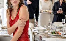 Kızımı haber vermeden ziyaret ettim ve şok oldum! Kayınvalidesi ve kocası oturmuş yemek yerken, kızım soğuktan titreyerek bulaşık yıkıyordu.