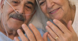 73 yaşında, ölmek üzere olan lise aşkımla evlendim çünkü bu onun son isteğiydi