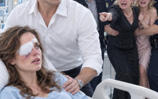 Nişanlım kız kardeşim için beni terk etmeyi reddettikten sonra babam yüzüme bir tuğla fırlattı ve annem sadece güldü. “Bakalım şimdi seni hâlâ seviyor mu?” diye sordu. Ben bağırmadım. Hastanede, altı tanığın ve eski bir vasiyetnamenin delilleri yok edeceğini hiç hayal etmeden, delilleri korumalarını istedim.