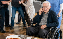 Oğlumun düğünü için 500.000 dolarlık bir çek yazdım. Ama hamile gelin, tapuyu ona verdiğimde oğluma bakmadı. Doğrudan karıma baktı. İki gün sonra restoran müdürü beni aradı ve fısıldadı: “Bunu hemen görmeniz gerekiyor. Yalnız gelin. Ve ne yaparsanız yapın, karınıza söylemeyin.” Kanım dondu. Ve bunun ardındaki sır dünyamı altüst etti.