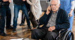 Oğlumun düğünü için 500.000 dolarlık bir çek yazdım. Ama hamile gelin, tapuyu ona verdiğimde oğluma bakmadı. Doğrudan karıma baktı. İki gün sonra restoran müdürü beni aradı ve fısıldadı: “Bunu hemen görmeniz gerekiyor. Yalnız gelin. Ve ne yaparsanız yapın, karınıza söylemeyin.” Kanım dondu. Ve bunun ardındaki sır dünyamı altüst etti.
