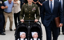 İkizlerimizi karnımda taşırken, herkes kocamın metresini ailesinin mal varlığını kurtardığı için överken ben sessiz kaldım; günler sonra, hastanede bana boşanma belgelerini verdi, beni değersiz diye nitelendirdi ve ABD Ordusu Albayı olduğumu bilmeden çekip gitti—ta ki askeri bir refakatçi, üst düzey subaylar ve kolluk kuvvetleri eşliğinde geri dönene kadar.
